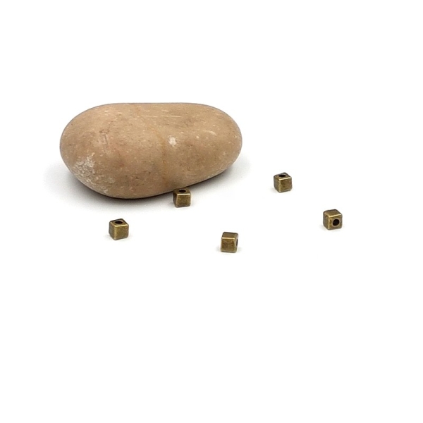 50 Perles Intercalaires Cubes 4mm Couleur Bronze - Photo n°1