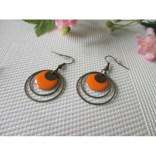 Kit boucles d'oreilles anneaux bronze et sequin émail orange - Photo n°1
