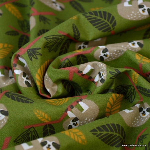 Tissu coton imprimé paresseux dans la Jungle fond Vert - Photo n°2