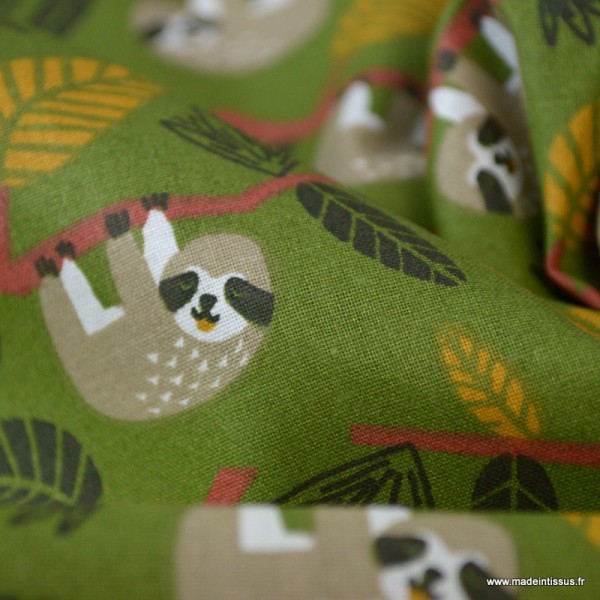 Tissu coton imprimé paresseux dans la Jungle fond Vert - Photo n°3