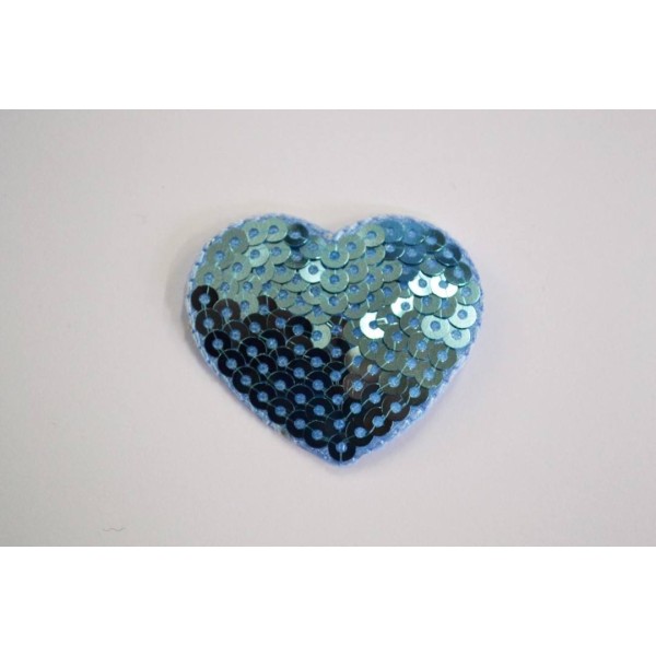 Application à thermocoller cœur en sequin bleu ciel 37mm x 43mm - Photo n°1