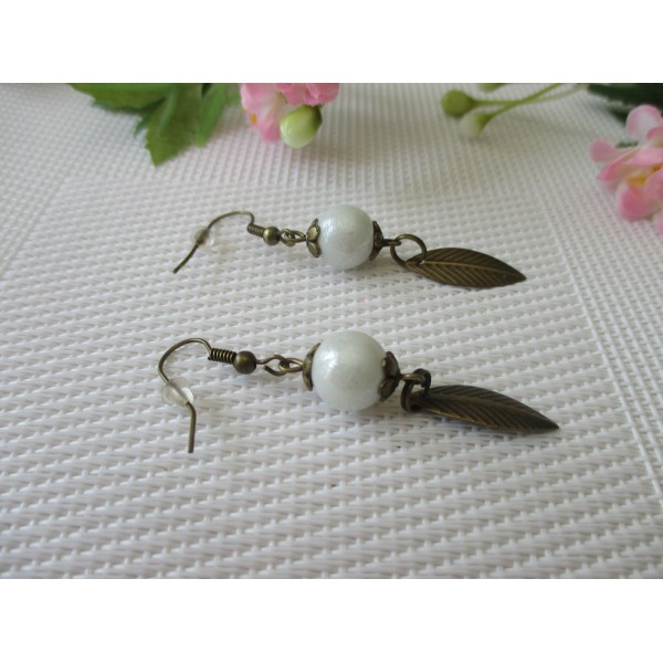 Kit boucles d'oreilles perles blanches et plume bronze - Photo n°1