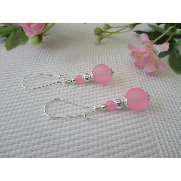 Kit boucles d'oreilles perle rose givrée et apprêts argentés - Photo n°1
