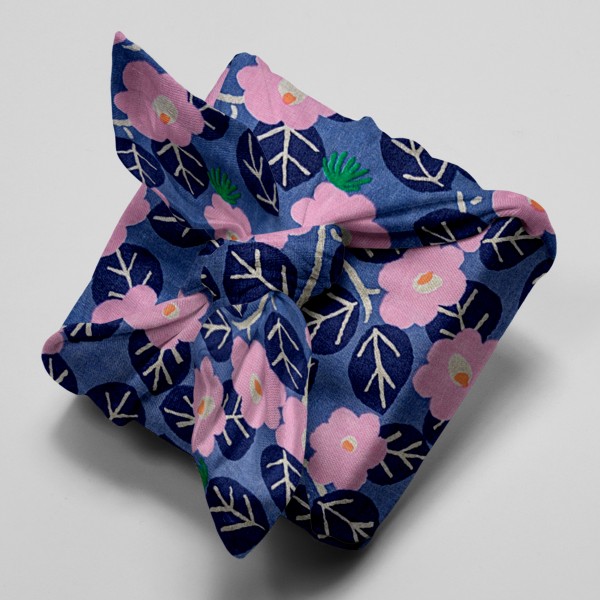 Tissu Coton léger à la coupe - Fleurs roses sur fond violet - Détails Métallisés - Par 10 cm - Photo n°4