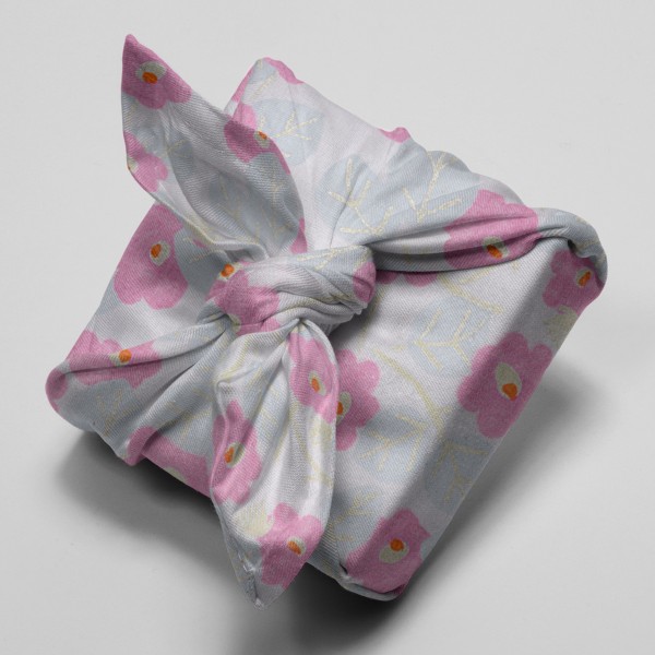 Tissu Coton léger à la coupe - Fleurs roses sur fond rose pâle - Détails Métallisés - Par 10 cm - Photo n°4