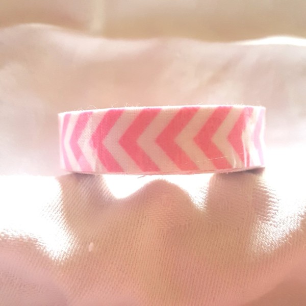 Rouleau de masking tape tissu , chevron rose / blanc - Photo n°1