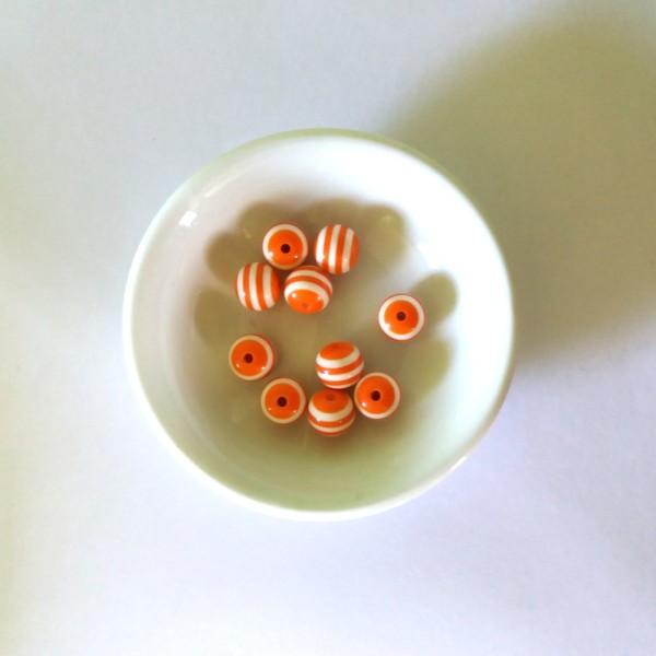 10 Perles en résine à rayures orange et blanche – 9mm - Photo n°1