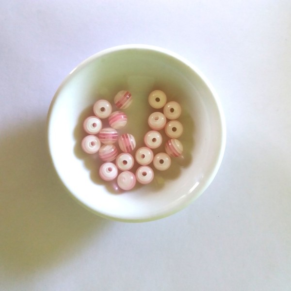 20 Perles en résine à rayures rose et blanche – 7mm - Photo n°1