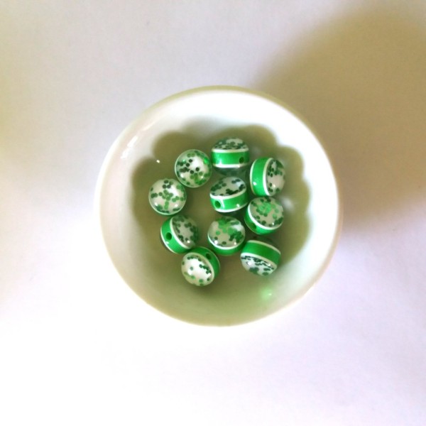 10 Perles en résine vert et blanc à paillettes – 12mm - Photo n°1