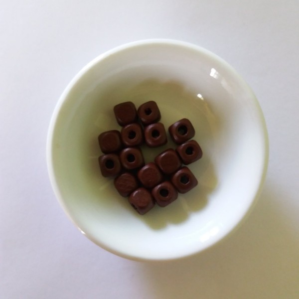 15 Perles en bois peint marron – cube – 8mm - Photo n°1