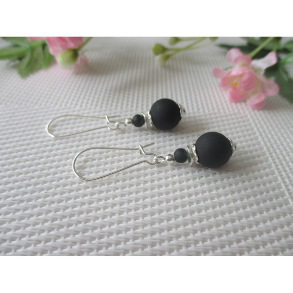 Kit de boucles d'oreilles apprêts argentés et perles en verre noires - Photo n°1