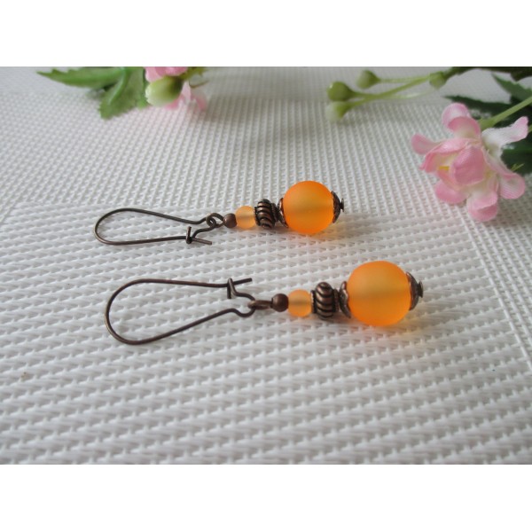 Kit de boucles d'oreilles apprêts cuivrés et perles en verre givré orange - Photo n°1