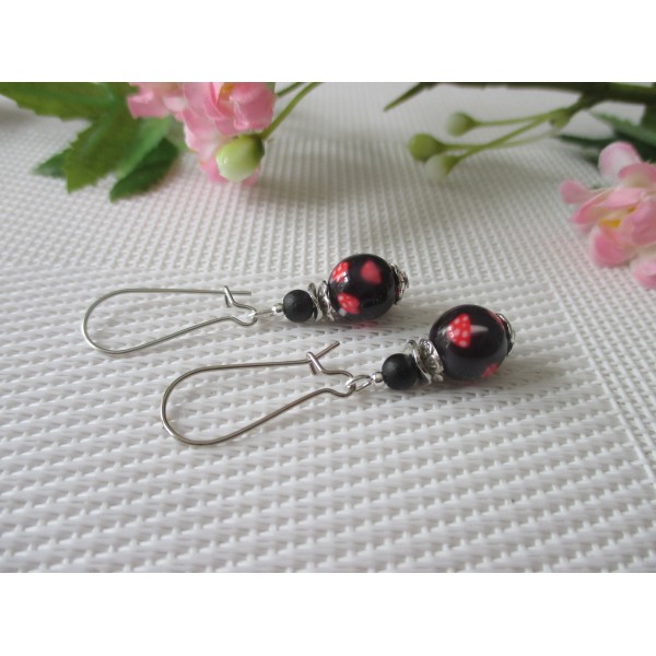 Kit boucles d'oreilles perles noires motif fleur et apprêts argentés - Photo n°1