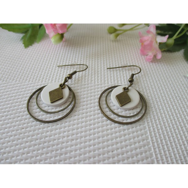Kit boucles d'oreilles anneaux bronze et sequin nacre blanc - Photo n°1
