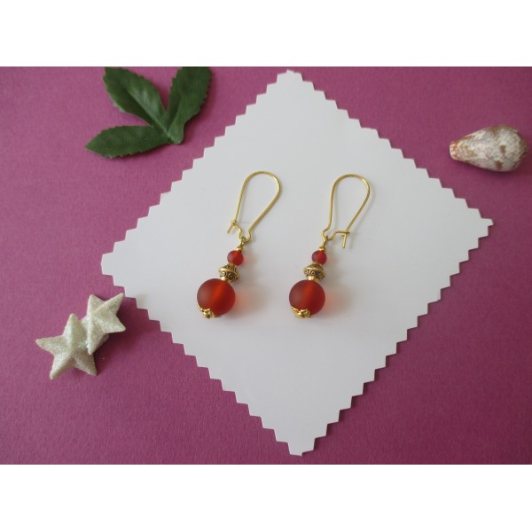 Kit de boucles d'oreilles apprêts dorés et perle en verre rouge givrée - Photo n°1