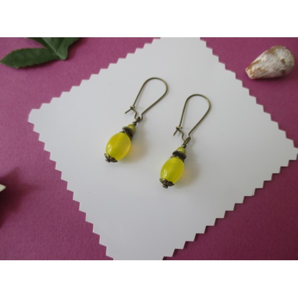 Kit de boucles d'oreilles apprêts bronze et perle olive en verre jaune - Photo n°1