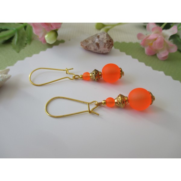 Kit de boucles d'oreilles apprêts dorés et perle en verre orange fluo - Photo n°1