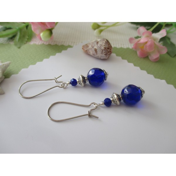 Kit de boucles d'oreilles apprêts argent mat et perle en verre à facette bleu nuit - Photo n°1