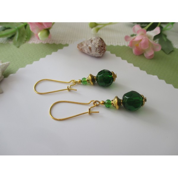 Kit de boucles d'oreilles apprêts doré et perle en verre à facette verte foncé - Photo n°1