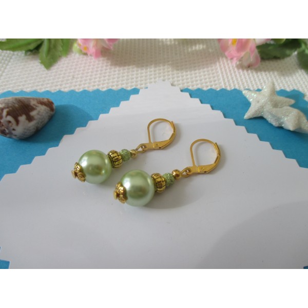 Kit boucles d'oreilles apprêts dorés et perles en verre nacré vert pale - Photo n°2