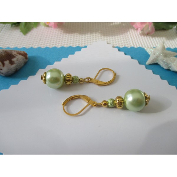 Kit boucles d'oreilles apprêts dorés et perles en verre nacré vert pale - Photo n°1