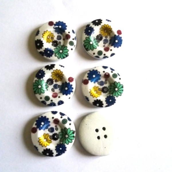 6 Boutons en bois fleur multicolore et fond blanc - 30mm - Photo n°1