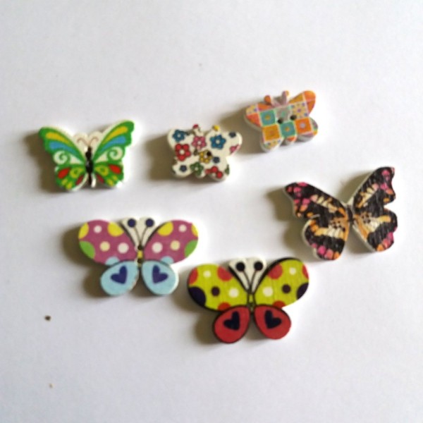 6 Boutons en bois – papillons multicolores - Photo n°1
