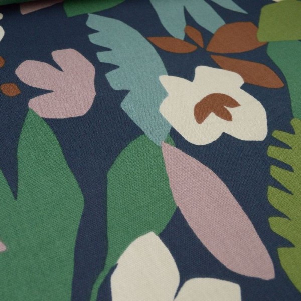 Tissu Toile de coton Canva imprimé feuilles marron, vieux rose et vert fond bleu indig - Photo n°3