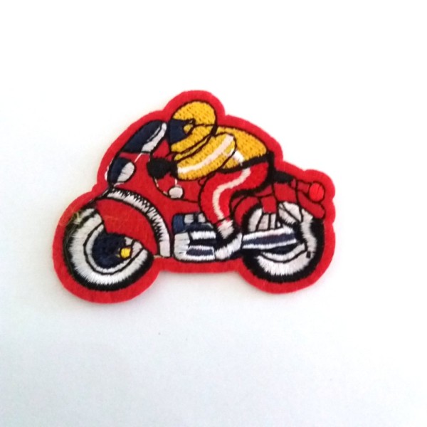 Thermocollant moto rouge – 5x6,8cm – écusson à coudre – 19 - Photo n°1