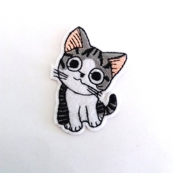 Thermocollant chat mignon gris – 6,2x4,5cm – écusson à coudre – 52 - Photo n°1
