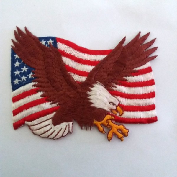Thermocollant aigle sur un drapeau des Etats - Unis - 9x8cm - écusson à coudre - Photo n°1