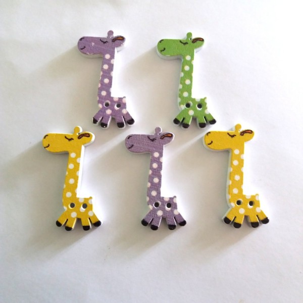 5 Boutons en bois – girafe mauve jaune et vert – 26x39mm - Photo n°1