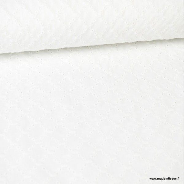 Tissu broderies anglaise Solange coton blanc motifs Losanges - Photo n°2