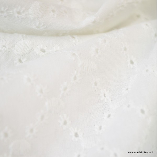 Tissu broderies anglaise Solange coton blanc motifs Losanges - Photo n°4