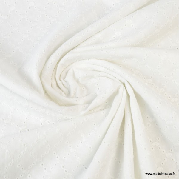 Tissu broderies anglaise Solange coton blanc motifs Losanges - Photo n°1