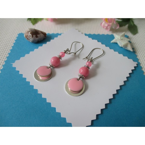 Kit boucles d'oreilles apprêts argent mat, perles et sequin rose - Photo n°1