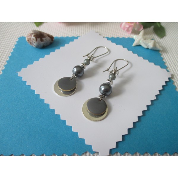 Kit boucles d'oreilles apprêts argent mat, perles et sequin gris - Photo n°1
