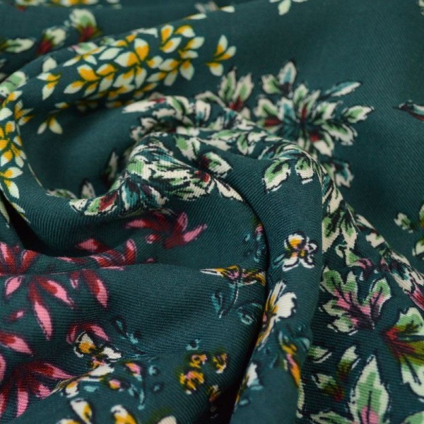 Tissu Viscose motif fleurs fond vert - Photo n°2