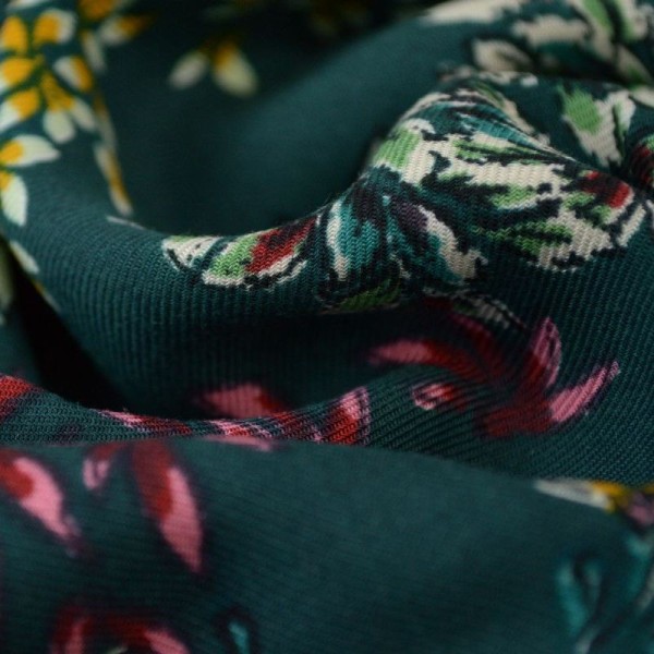 Tissu Viscose motif fleurs fond vert - Photo n°3