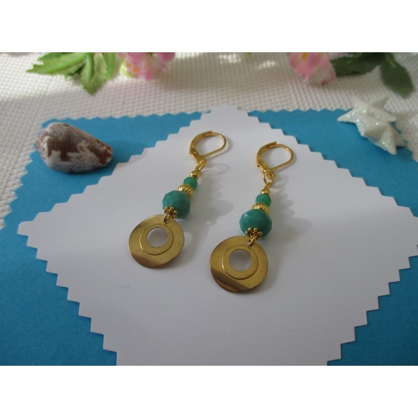 Kit boucles d'oreilles apprêts dorés et perles en verre à facette verte - Photo n°1