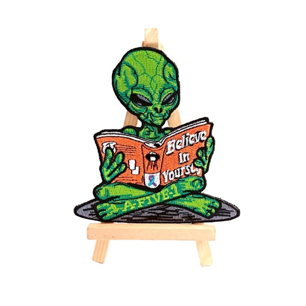 Écusson alien, UFO, extraterrestre qui lit un livre, patch brodé thermocollant - Photo n°1