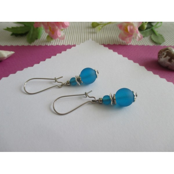 Kit boucles d'oreilles apprêts argent mat et perles en verre givrées bleues - Photo n°1