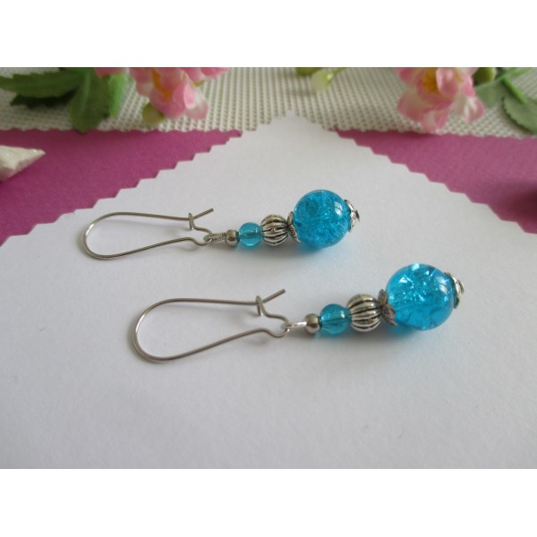 Kit boucles d'oreilles apprêts argent mat et perles en verre craquelé bleu - Photo n°1