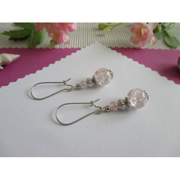 Kit boucles d'oreilles apprêts argent mat et perles en verre craquelé cristal et rose - Photo n°1
