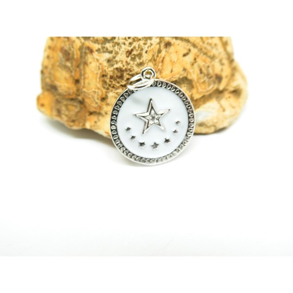 Pendentif rond avec étoiles - 16*18mm - argenté et émail blanc / breloque étoile argent et blanc - Photo n°1