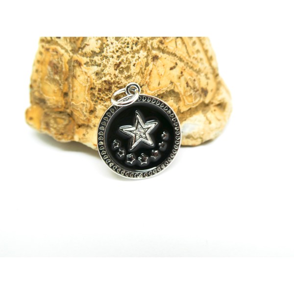 Pendentif rond avec étoiles - 16*18mm - argenté et émail noir - Photo n°1