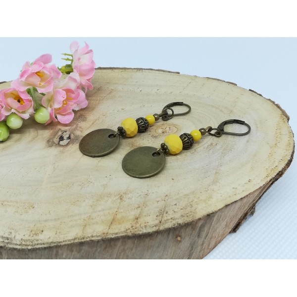 Kit boucles d'oreilles apprêts bronze et perles en verre à facette jaune - Photo n°1