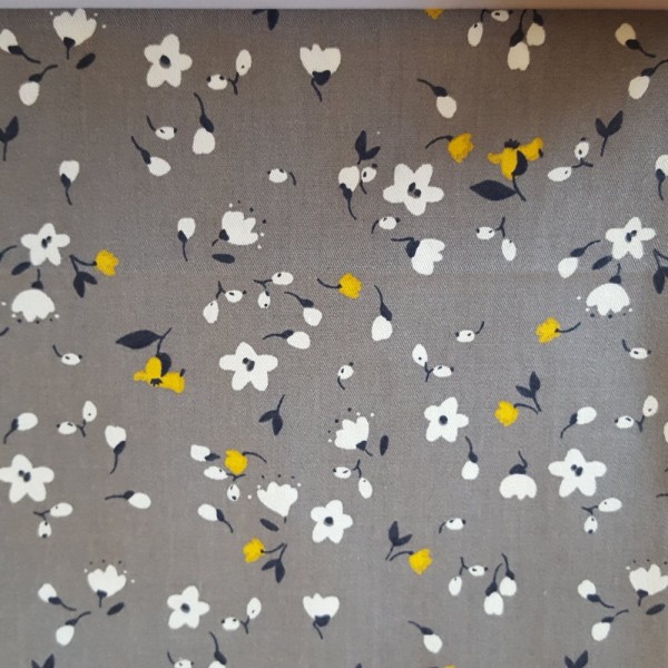 Coupon tissu  - fleurs blanches fond gris - coton - 40x50cm - Photo n°1