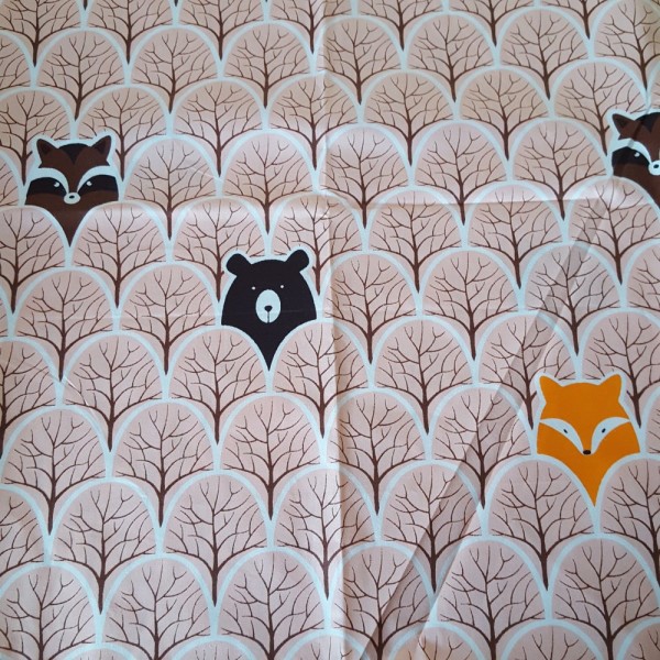 Coupon tissu - forêt d'animaux fond rose - coton - 40x50cm - Photo n°1