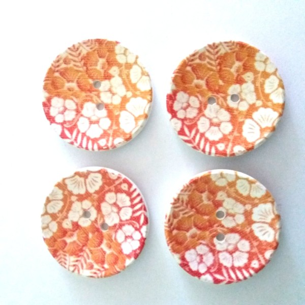 4 Boutons en bois – fleurs blanches à fond orange – 40mm - Photo n°1